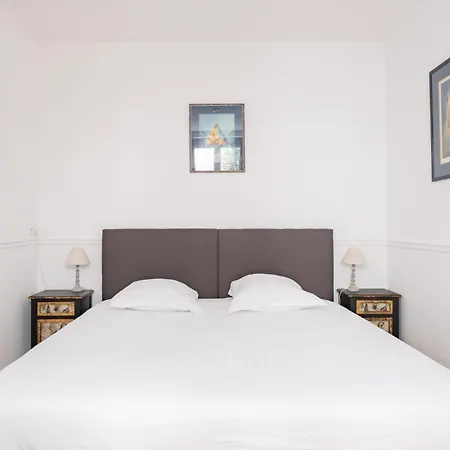 Veeve - A Tale Of Two Colours Apartment Paris
