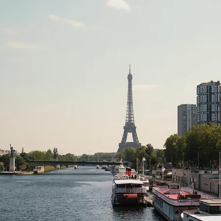 Veeve - A Tale Of Two Colours Apartment Paris