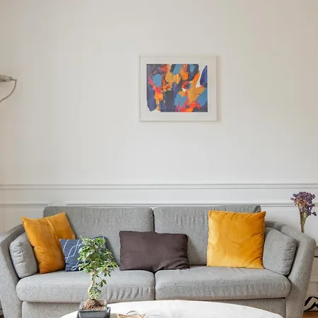 Veeve - A Tale Of Two Colours Apartment Paris